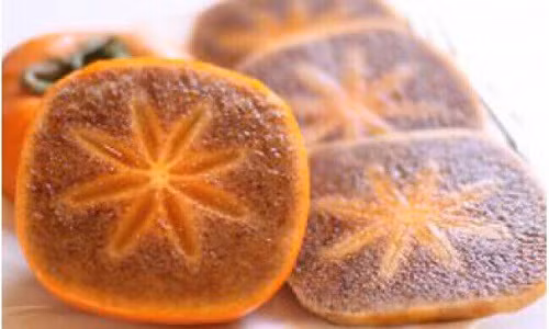 Hồng đen là loại trái cây nổi tiếng và đặc trưng bậc nhất tại Nhật Bản. Khi bổ, ruột màu xám đen độc đáo. Ảnh: Hoa qua uu dam.