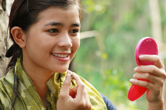 Diệu Thúy sinh ra trong gia đình có bố mẹ đều là giáo viên. Diệu Thúy từng thử sức với vai trò người mẫu ảnh. Sau đó cô giành được giải Miss Áo dài của cuộc thi Người đẹp hoa anh đào 2009 và giải nhất Miss Sunplay. Ảnh: Tiền phong.