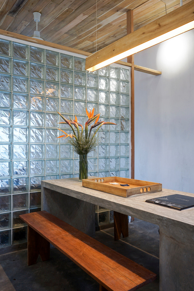 Sự kết hợp độc đáo của vật liệu gỗ, kính và bê tông.
