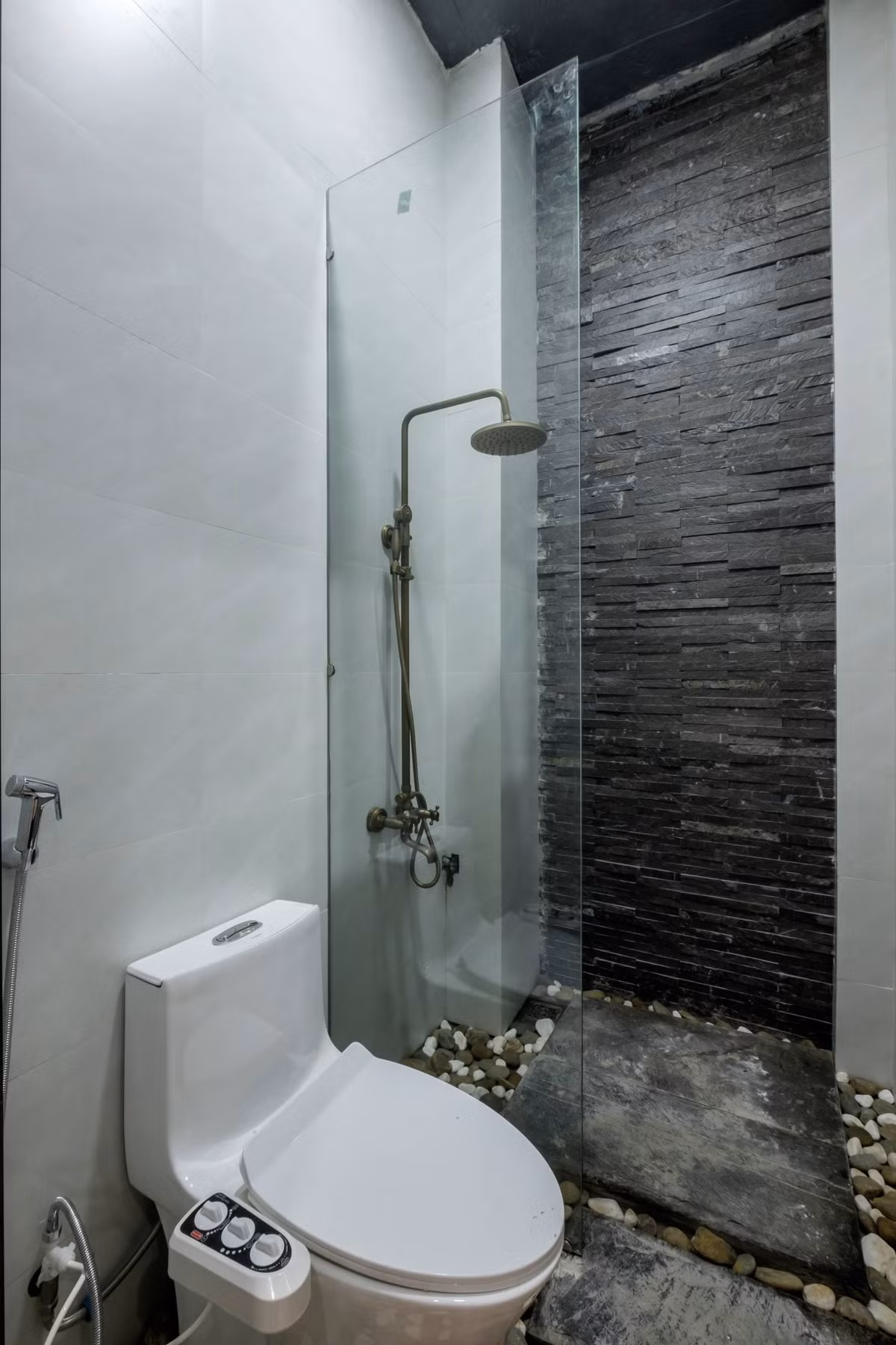 Phòng tắm mộc mạc song hiện đại. Nguồn ảnh: Mét Vuông Studio/Youtube. Video: Ngôi nhà độc đáo của Việt kiều ở Sài Gòn. Nguồn: Youtube.