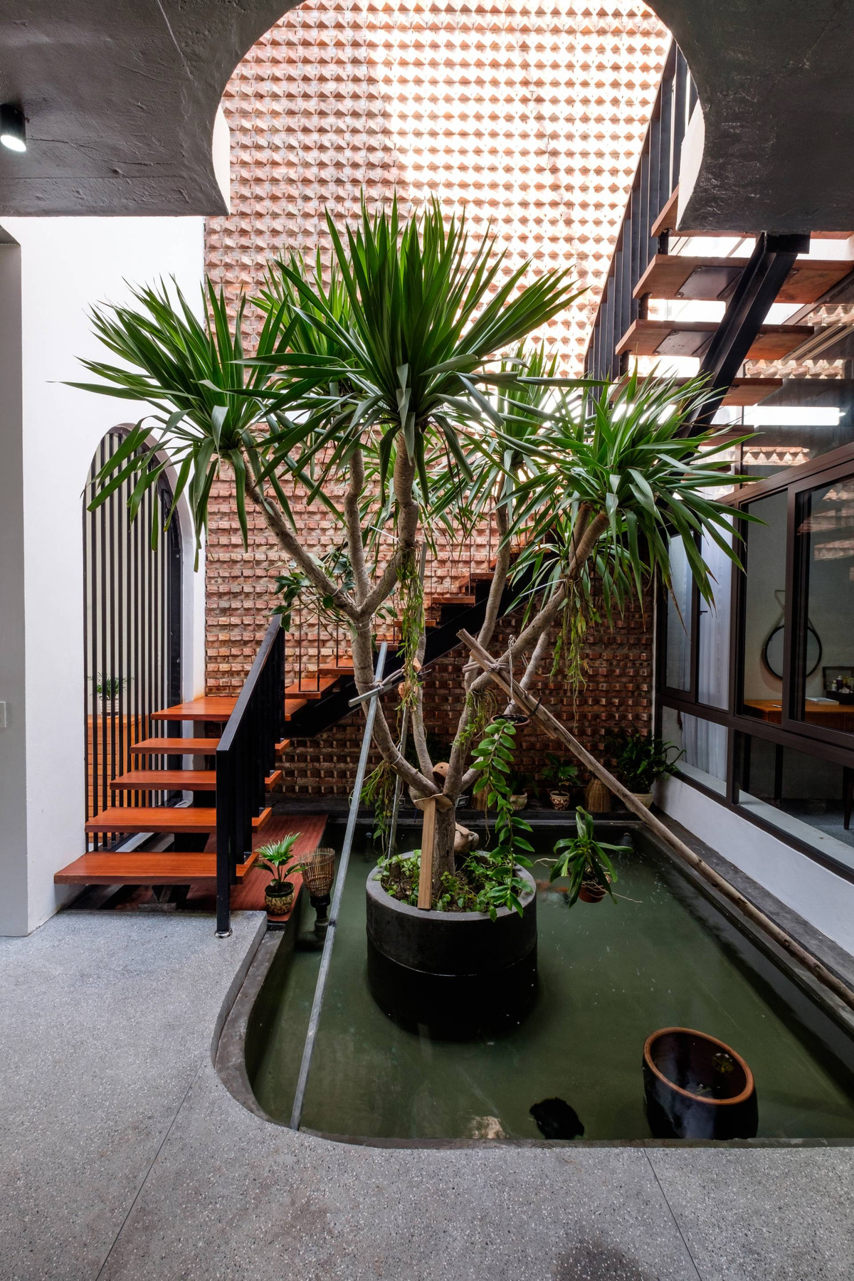 Giếng trời là nơi lấy ánh sáng và thông gió.