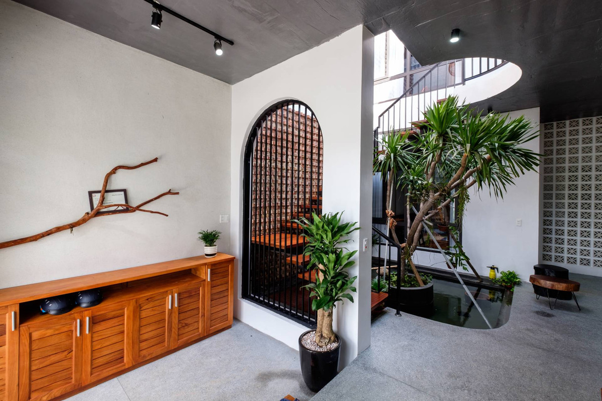 PH House hướng tới vẻ đẹp tự nhiên bằng việc sử dụng vật liệu như gỗ, thép, bê tông, gạch, đá...