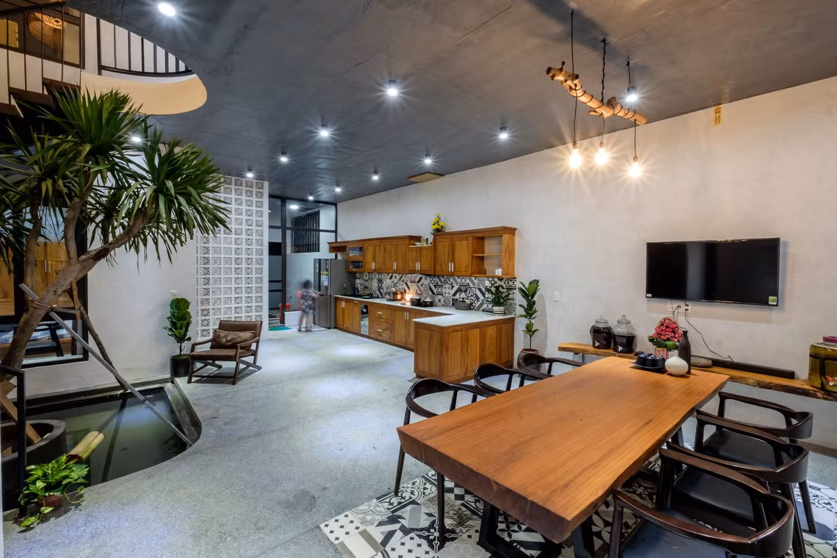 Không gian sinh hoạt chung quây quần bên hồ cá Koi và cây xanh.