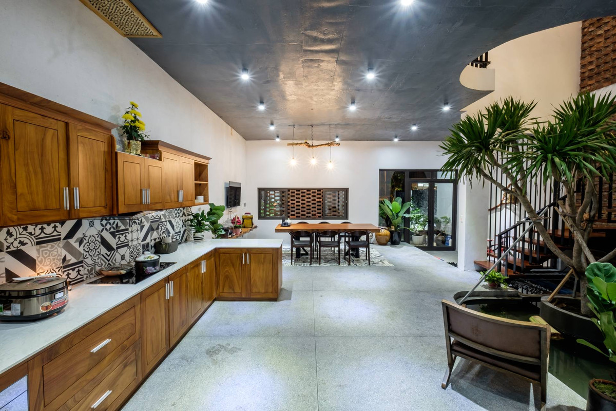 Bàn ăn lớn có thể dùng để tiếp khách.