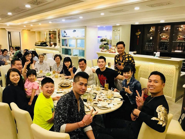 Phòng ăn được trang bị hệ thống đèn khắp nơi khiến biệt thự của nam diễn viên Trương Nam Thành trở nên ấm cúng. Ảnh: Thethaovanhoa.