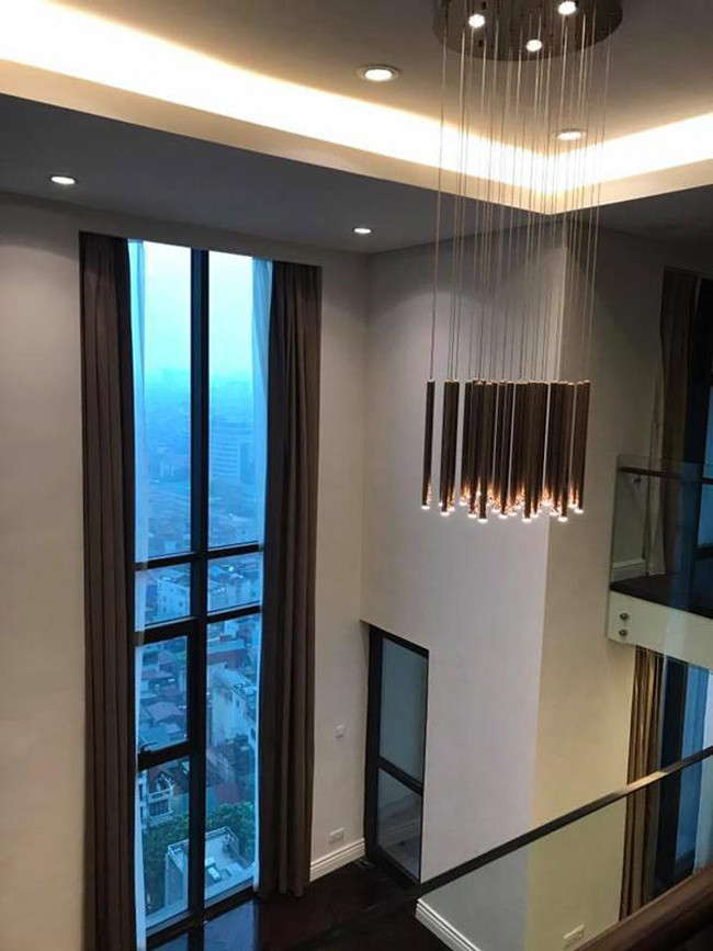 Chiếc đèn chùm bố trí ở khoảng thông tầng làm căn nhà trở nên mới lạ. Ảnh: Thethaovanhoa.