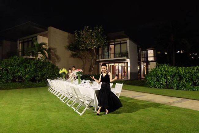 Phía trước nhà là không gian mở với sân vườn rộng rãi, có thể tổ chức tiệc. Ảnh: Dân Việt.