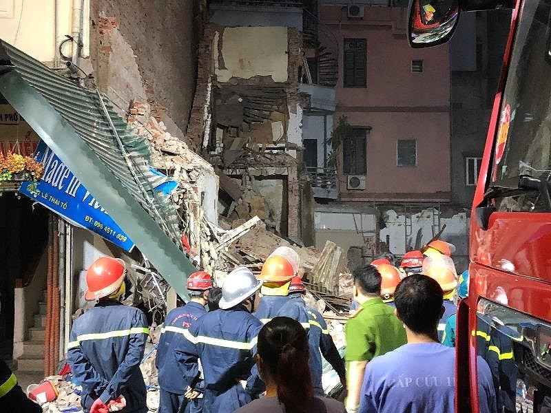 Chum anh vu sap nha pho co sat Ho Guom