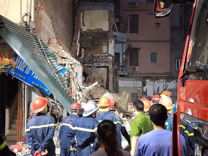 Chum anh vu sap nha pho co sat Ho Guom