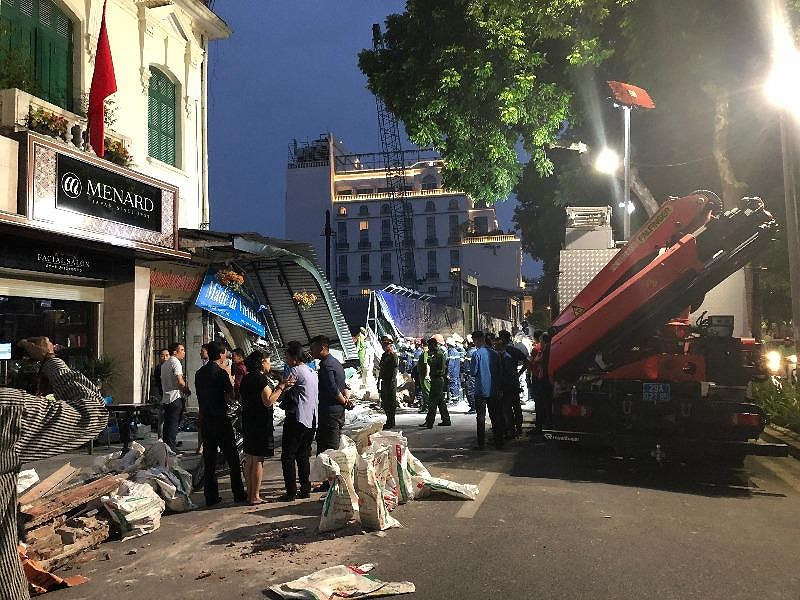 Chum anh vu sap nha pho co sat Ho Guom-Hinh-2