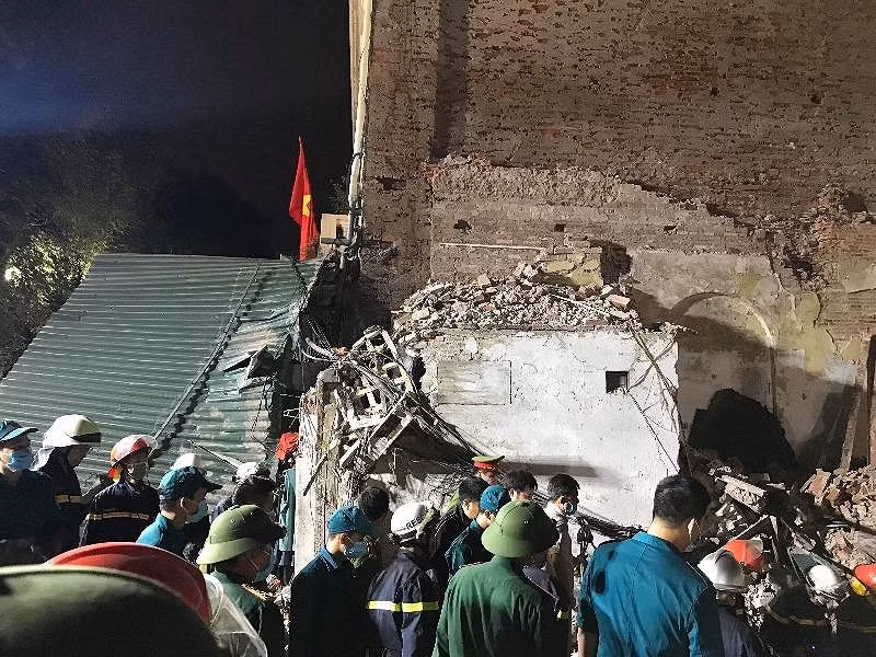 Chum anh vu sap nha pho co sat Ho Guom-Hinh-5