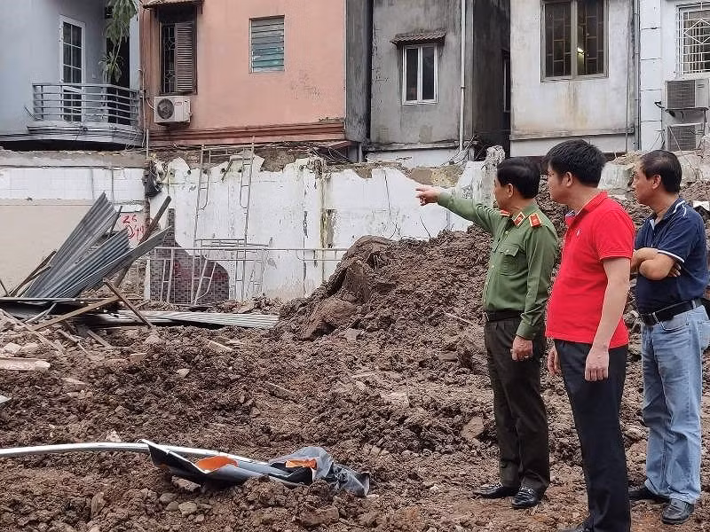 Chum anh vu sap nha pho co sat Ho Guom-Hinh-3