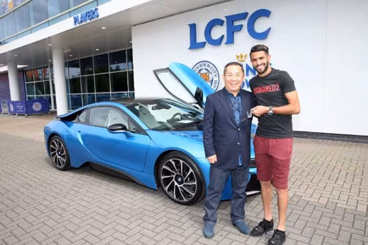 Sau khi Leicester vô địch Premier League, Vichai tặng mỗi cầu thủ trong đội nhà một chiếc xe BMW i8 giá 105.000 bảng (khoảng 134.000 USD). Ảnh: The Independent.
