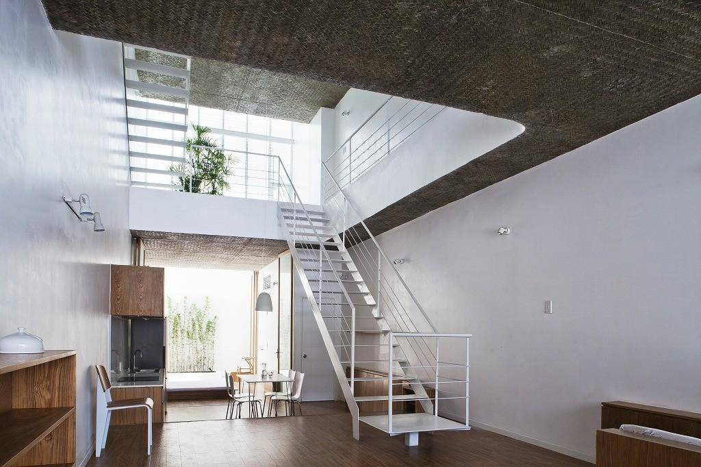 Tầng 1 sáng sủa với gam màu trắng – nâu chủ đạo.