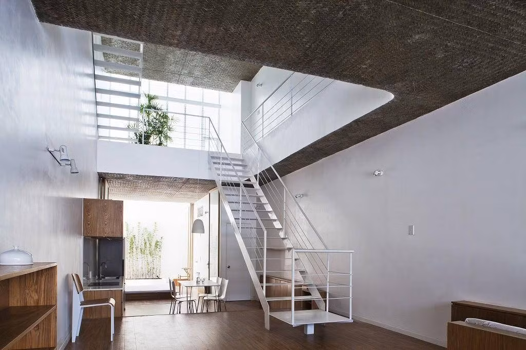 Tầng 1 sáng sủa với gam màu trắng – nâu chủ đạo.