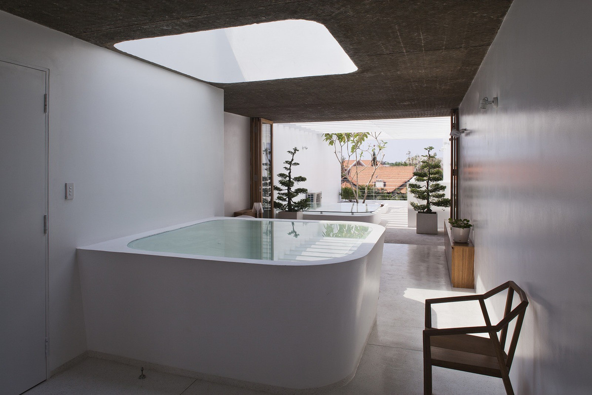 Khoảng giếng trời vô cùng đặc biệt mang đến không gian mở tối đa cho nhà phố.