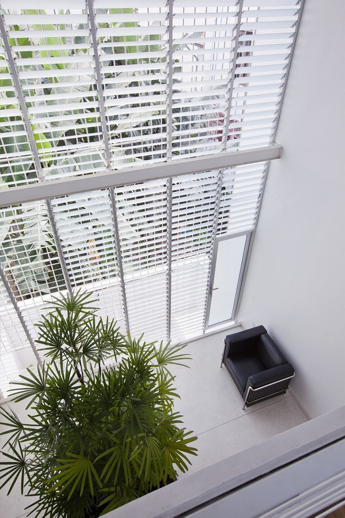 Cửa chớp ở phía sau giúp lấy sáng và gió trời.