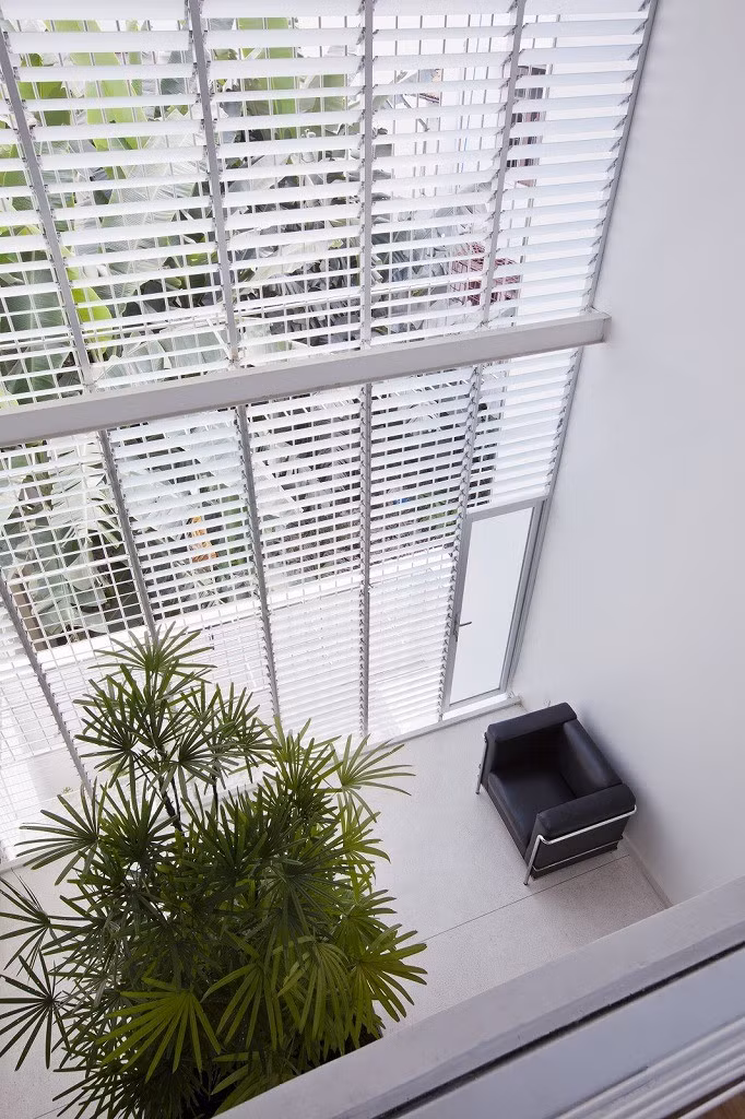 Cửa chớp ở phía sau giúp lấy sáng và gió trời.