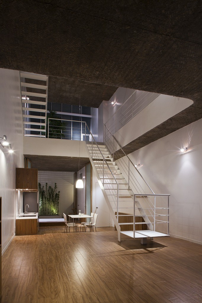 Ngôi nhà có 4 tấm sàn chắc chắn và không sử dụng vách ngăn tường cố định.