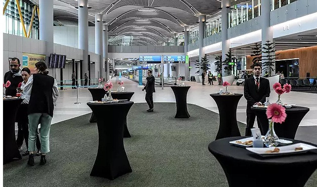 Dự kiến đến cuối năm 2018, sân bay có khoảng 2.000 chiếc máy bay hoạt động mỗi ngày tới hơn 350 điểm đến của hơn 250 hãng. Nguồn ảnh: CNN, Indiatimes.