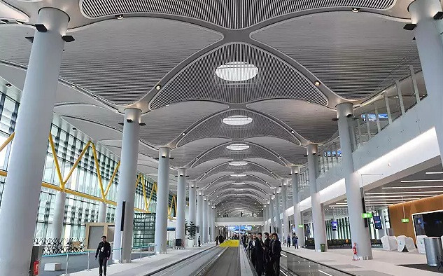 Sau khi hoàn thiện vào năm 2028, số khách dự kiến tăng lên 200 triệu lượt, gần gấp đôi so với 103,9 triệu lượt khách tại sân bay nhộn nhịp nhất thế giới hiện nay Hartsfield-Jackson ở thành phố Atlanta (Mỹ).