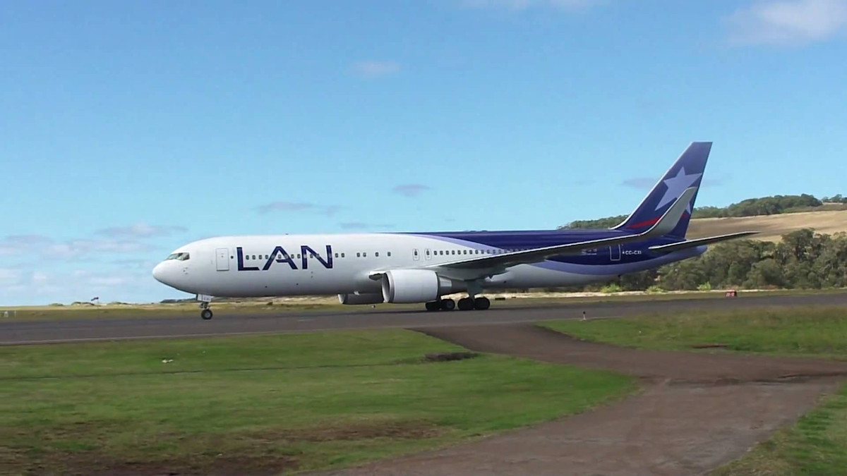 Sân bay Mataveri chủ yếu phục vụ du khách tham quan các địa điểm khảo cổ và các tượng người bí ẩn của đảo Phục Sinh. Ảnh: Youtube.