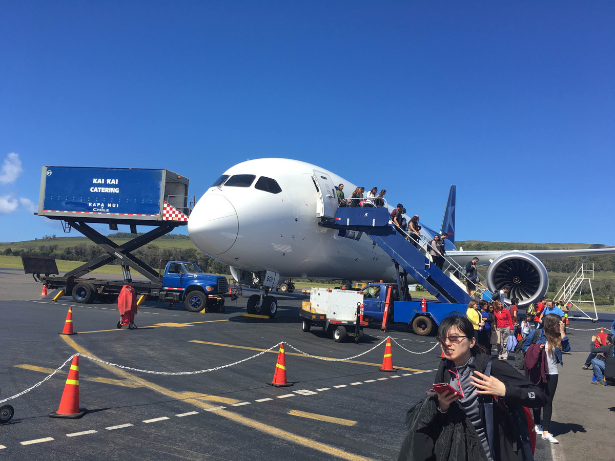 Dù hẻo lánh, sân bay vẫn đón rất đông hành khách. Ảnh: Minube.