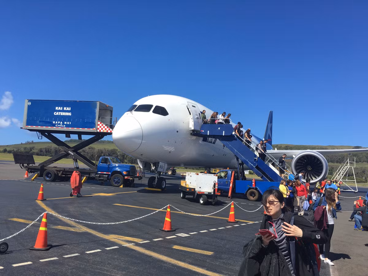 Dù hẻo lánh, sân bay vẫn đón rất đông hành khách. Ảnh: Minube.