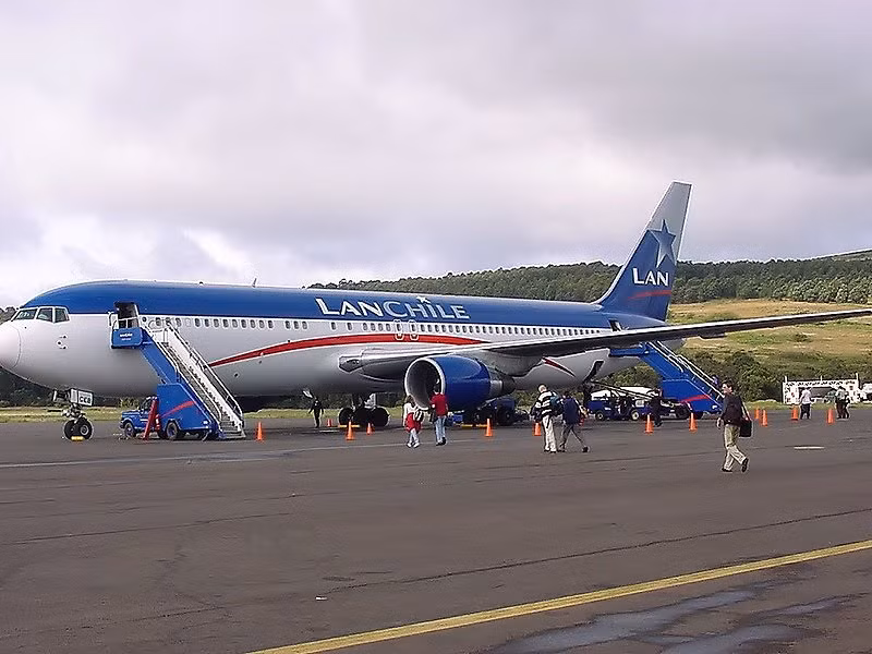 Nằm trên đảo nên sân bay gần nhất với Mataveri là Totegegie (đảo Polynesia, Pháp) cũng cách một quãng đường gần 3.000 km. Ảnh: Sygic Travel.
