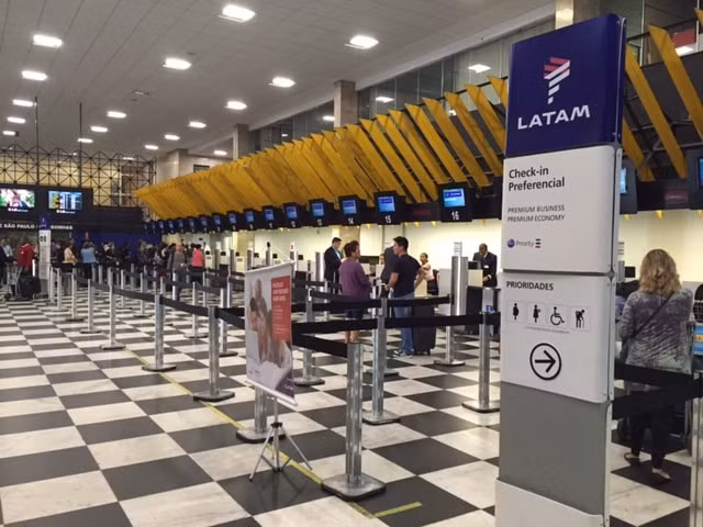 Khách hàng xếp hàng check in bên trong sân bay Mataveri. Ảnh: Topmidianews.