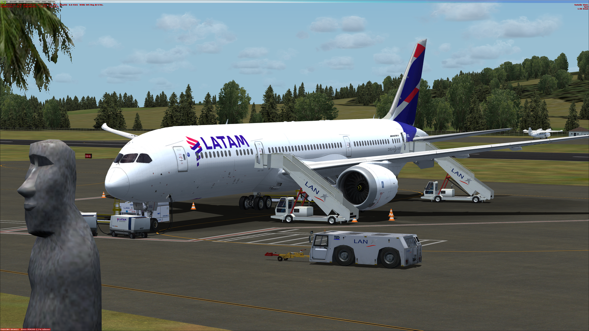 Sân bay chỉ có hãng LAN Airlines của Chile (trước đây là LanChile) hoạt động. Ảnh: Reddit.