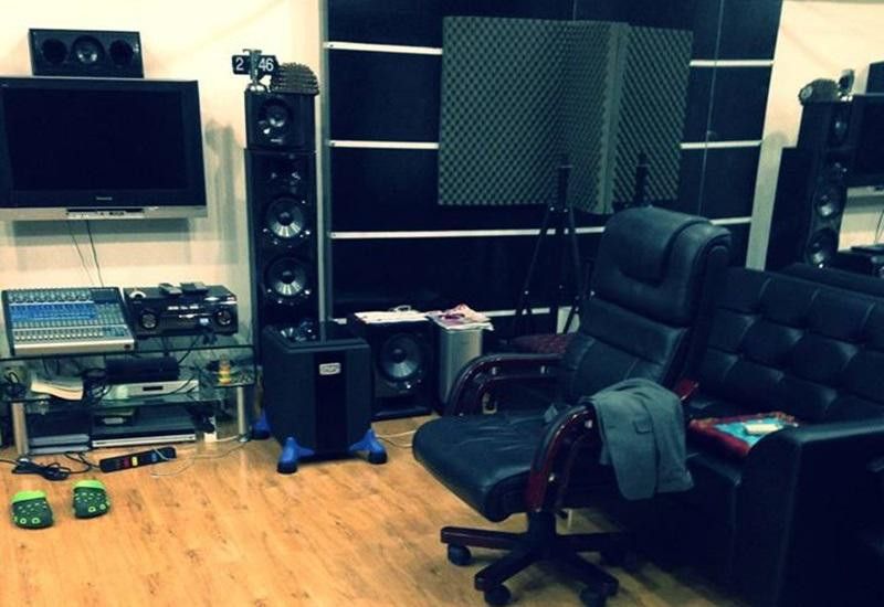 Phòng làm việc cũng được đầu tư với trang thiết bị âm thanh hiện đại.