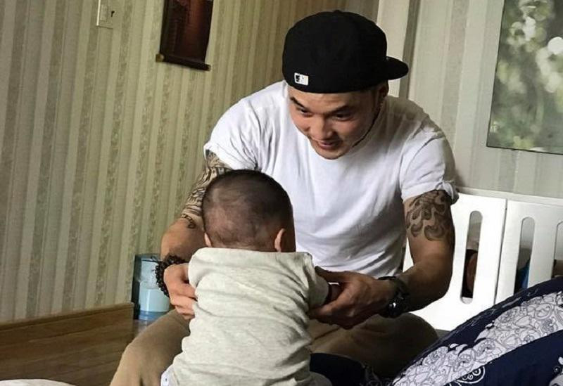 Phòng ngủ còn là nơi để anh chơi đùa với các con.