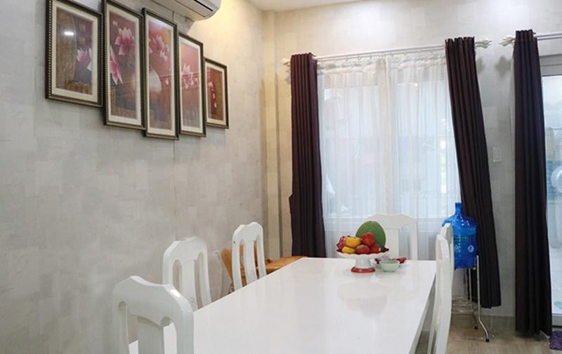 Bàn ăn nhỏ màu trắng tạo cảm giác sạch sẽ, hài hòa, ấm cúng.