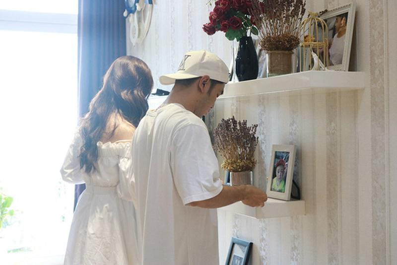 Dọc các bức tường, kệ vuông được thiết kế vừa vặn để lọ hoa trang trí, ảnh gia đình hoặc các kỷ niệm chương của Ưng Hoàng Phúc.