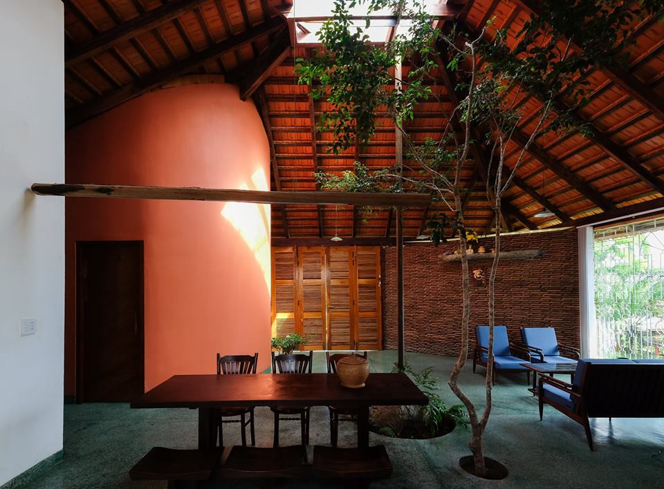 Theo mong muốn của gia chủ, nhóm kiến trúc sư cố gắng tạo ra một không gian mở thật ấm cúng.