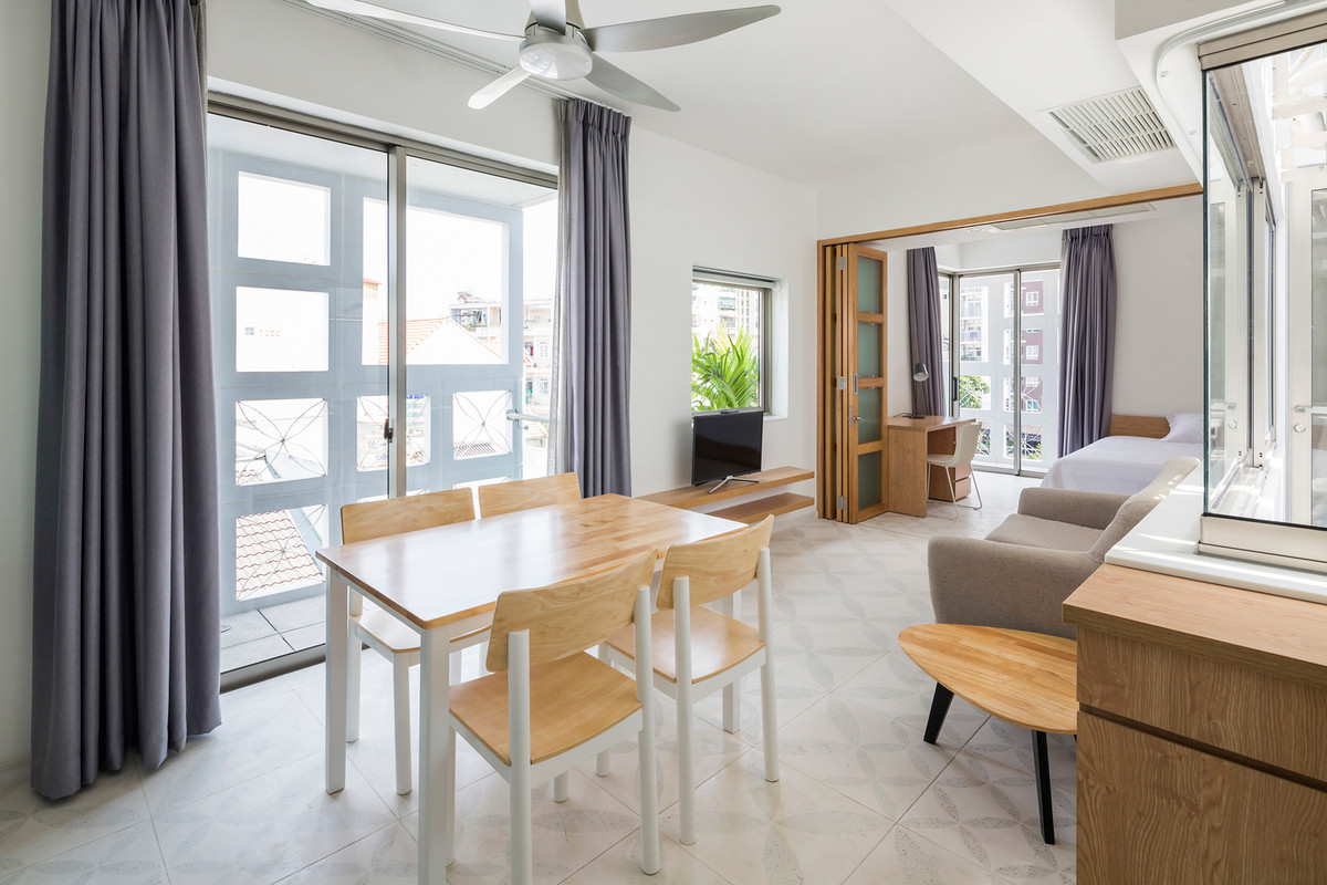 Diện tích 2 khoảng thông tầng bên trong nhà được tận dụng làm sân, ban công giặt và nơi đặt ống thông khí cho các phòng.