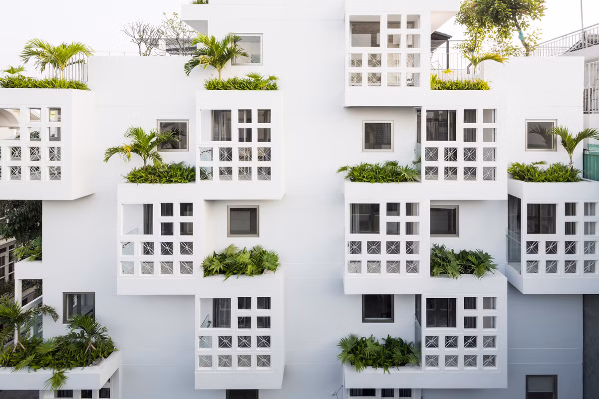 CC Residence cao 5 tầng và 7 căn hộ, 2 trong số đó là nhà đôi có sân riêng.