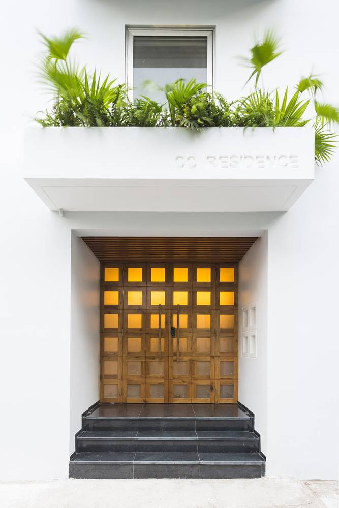 7 căn hộ này được thiết kế xung quanh 2 khoảng thông tầng và có ban công xanh mướt.