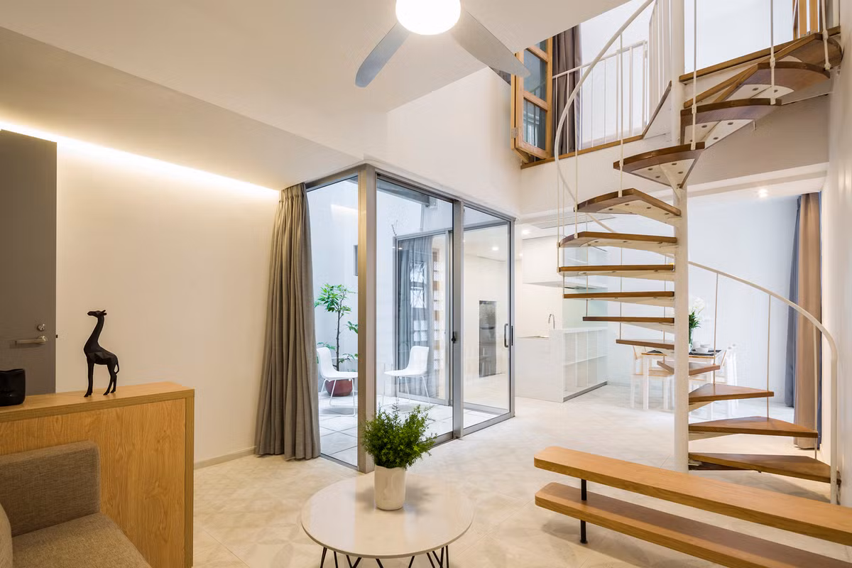 Khoảng thông tầng đặt gần cầu thang xoắn tạo nên sự thoáng đãng.
