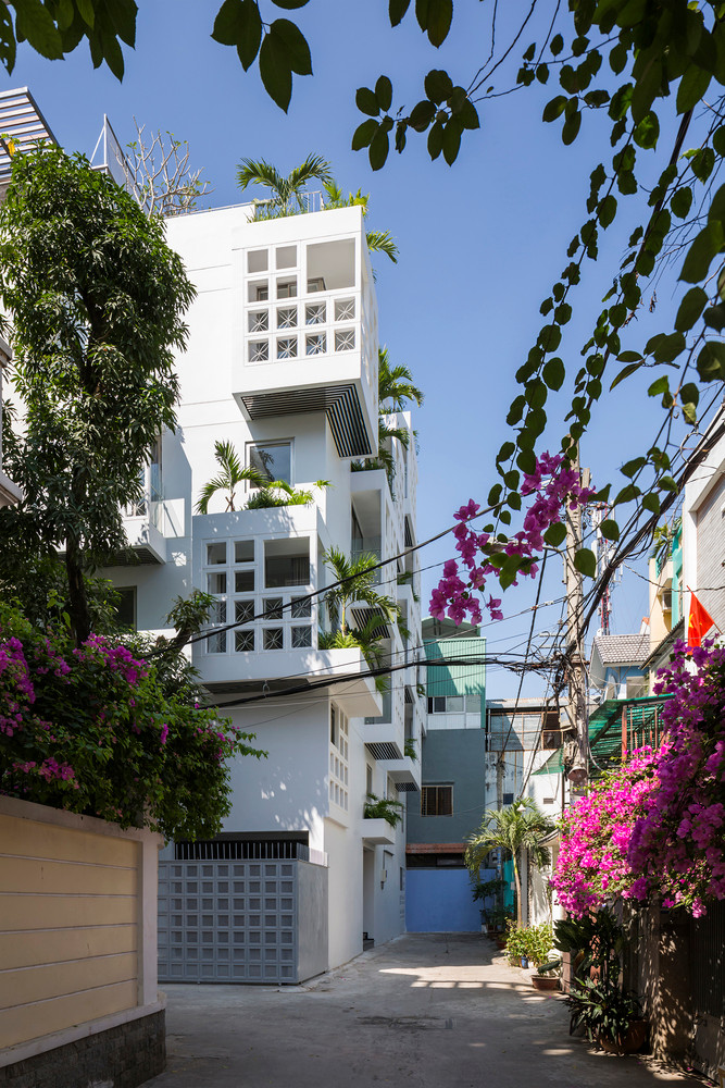 Căn nhà được xây theo kiến trúc xếp chồng, vừa tận dụng được ánh sáng tự nhiên, vừa đảm bảo không gian sinh hoạt.