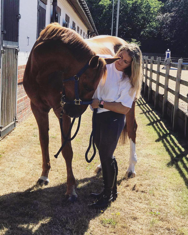 Đam mê cưỡi ngựa, Sofia còn nuôi ngựa tại trang trại của gia đình ở Anh. Nguồn ảnh: Business Insider.