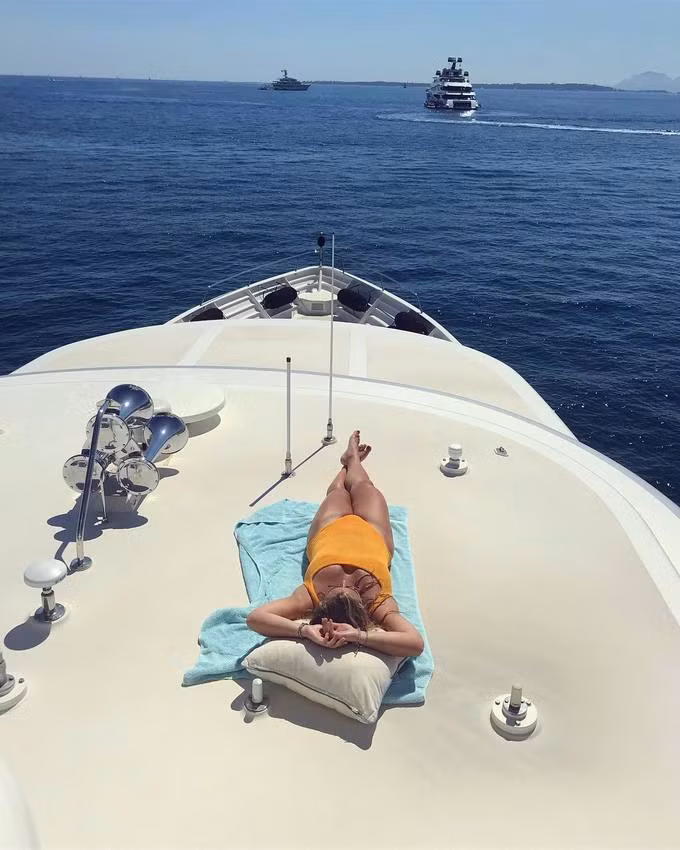 Cô thường dạo chơi bằng chiếc du thuyền Eclipse lớn thứ 2 thế giới.