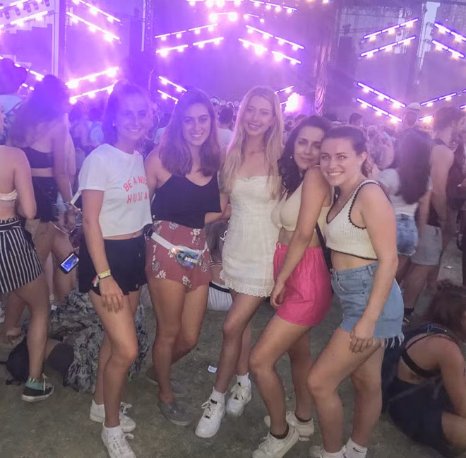 Năm nay, Eve Jobs tham gia lễ hội âm nhạc Lollapalooza dài 4 ngày tại Mỹ với giá vé hơn 400 USD.