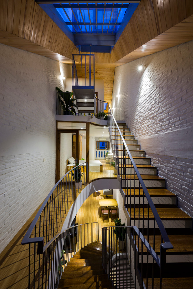 Dù vậy, nhóm kiến trúc vẫn đưa ra những giải pháp để tạo ra một không gian vừa cho phép gia chủ quan sát bên ngoài vừa đảm bảo yếu tố an ninh.