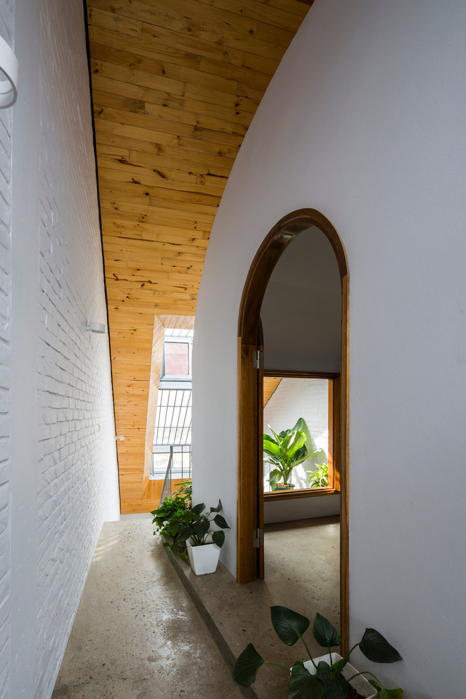 Diện tích xây dựng chỉ 41 m2 cộng với con hẻm trước nhà hẹp khoảng 1,3 – 1,5m là hạn chế về nguồn sáng và gió cho ngôi nhà.