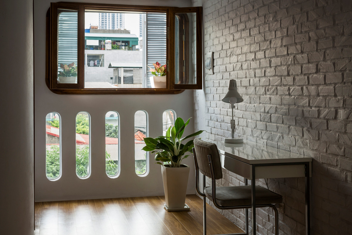 Khu vực làm việc ngập nắng nhờ thiết kế nhiều lỗ thông hình bầu dục ngoài mặt tiền.