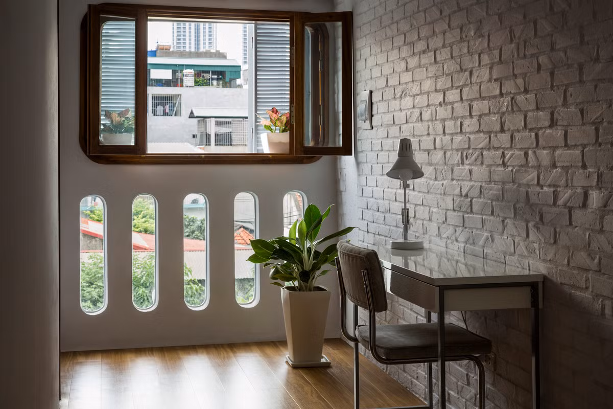 Khu vực làm việc ngập nắng nhờ thiết kế nhiều lỗ thông hình bầu dục ngoài mặt tiền.