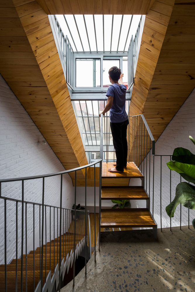 Khoảng thông tầng lấy ánh sáng và gió tự nhiên cho toàn bộ không gian nhà phố.