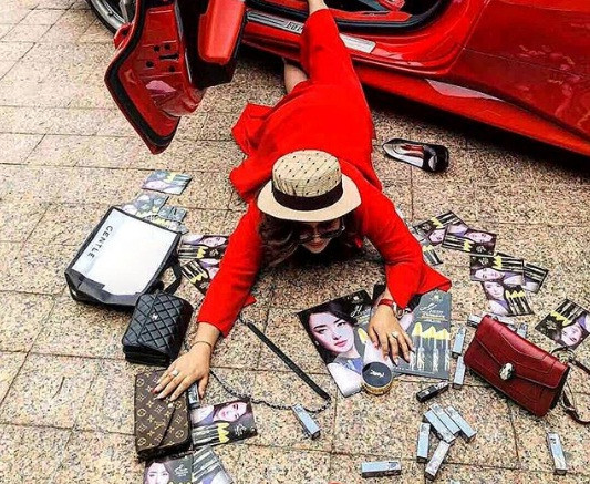 Tiểu thư nhà giàu với đồ hiệu sang chảnh.